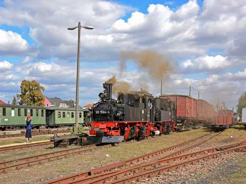 Bis nach Kemmlitz geht es seit 8. September wieder auf schmaler Spur. Rainer Steger fotografierte am
15. September in Mügeln einen dorthin fahrenden Fotozug mit den beiden IV K 99 1574-5 und 99 1584-4. | 15.09.2018 Bis nach Kemmlitz geht es seit 8. September wieder auf schmaler Spur. Rainer Steger fotografierte am
15. September in Mügeln einen dorthin fahrenden Fotozug mit den beiden IV K 99 1574-5 und 99 1584-4.