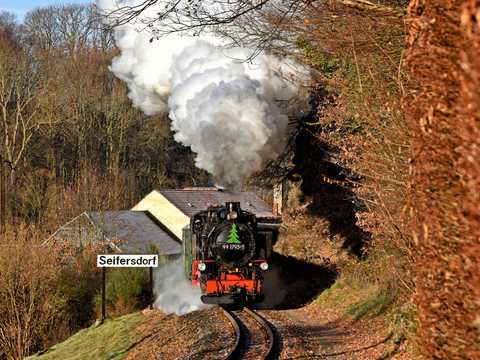 Noch ohne Schnee, aber in trotzdem schon vorweihnachtlicher Stimmung war am 29. November 2018 die Hainsberger Lok 99 1793-1 im Tal der Roten Weißeritz unterwegs. | 29.11.2018 | Foto: Rainer Steger Noch ohne Schnee, aber in trotzdem schon vorweihnachtlicher Stimmung war am 29. November 2018 die Hainsberger Lok 99 1793-1 im Tal der Roten Weißeritz unterwegs.