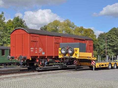 Den bisher auf der Preßnitztalbahn als „Ladegut“ ausgestellten Güterwagen der Gattung Hbs löste am 28. September dieser Wagen der Gattung Gbs ab. Es handelt sich um die Importausführung ohne gesickte Bleche.