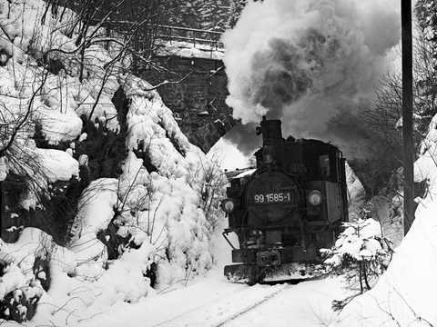 Die Betriebsnummer verrät es - als Titelfoto verwenden wir keine in den Schwarzweißmodus umgewandelte aktuelle Aufnahme, sondern eine der alten Preßnitztalbahn vom 9. Februar 1978. Bei Mittelschmiedeberg gab es die einzige Brücke über die Strecke Wolkenstein – Jöhstadt. | 09.02.1978 | Foto: Jörg Wenkel Die Betriebsnummer verrät es - als Titelfoto verwenden wir keine in den Schwarzweißmodus umgewandelte aktuelle Aufnahme, sondern eine der alten Preßnitztalbahn vom 9. Februar 1978. Bei Mittelschmiedeberg gab es die einzige Brücke über die Strecke Wolkenstein – Jöhstadt.