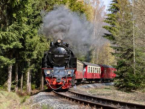 Diese Ausgabe enthält gleich zwei Beiträge über die Schmalspurbahnen im Harz. Zur Einstimmung zeigt Armin-Peter Heinze seine Aufnahme der 99 6001 vor dem Haltepunkt Sternhaus Haferfeld vom 6. April 2019. | 06.04.2019 Diese Ausgabe enthält gleich zwei Beiträge über die Schmalspurbahnen im Harz. Zur Einstimmung zeigt Armin-Peter Heinze seine Aufnahme der 99 6001 vor dem Haltepunkt Sternhaus Haferfeld vom 6. April 2019.