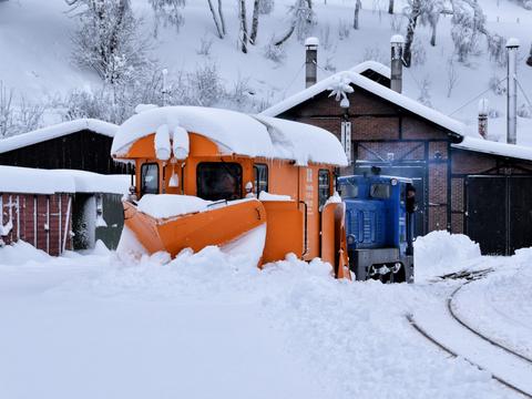 Am 11. Januar 2019 war der Schneepflug 97-09-43 unverzichtbar, um die Befahrbarkeit der Museumsbahnstrecke herzustellen. Die Schneeräumer an den Dampfloks der Preßnitztalbahn wären für diese Schneemengen zu klein gewesen.