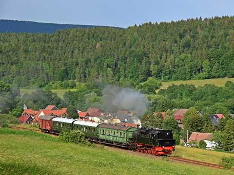 Anlässlich „70 Jahre PIKO“ brachte auch die Lok 94 1538 am 22. Juni einen Sonderzug nach Sonneberg. Auf der Rückfahrt nach Ilmenau lichtete ihn Rainer Steger in Grümpen zwischen Sonneberg und Eisfeld ab. | 26.07.2019 Anlässlich „70 Jahre PIKO“ brachte auch die Lok 94 1538 am 22. Juni einen Sonderzug nach Sonneberg. Auf der Rückfahrt nach Ilmenau lichtete ihn Rainer Steger in Grümpen zwischen Sonneberg und Eisfeld ab.