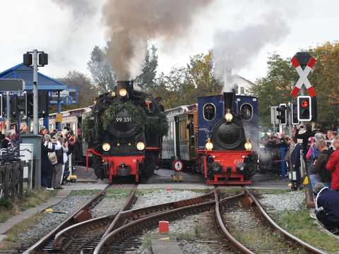 Erstmals in der Geschichte der Borkumer Kleinbahn kam im September mit der Lok 99 331 ein Gastfahrzeug
vom Festland auf der zweigleisigen Strecke zum Einsatz, hier neben der Lok „Borkum“. | 14.09.2019 | Foto: Jan Methling Erstmals in der Geschichte der Borkumer Kleinbahn kam im September mit der Lok 99 331 ein Gastfahrzeug
vom Festland auf der zweigleisigen Strecke zum Einsatz, hier neben der Lok „Borkum“.