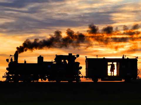 Schmalspuridylle pur strömt diese Aufnahme vom 12. Oktober 2019 von der Fotogüterzugveranstaltung
in Mügeln aus. Sie zeigt die IV K 99 584 mit dem Wagen 97-30-06 aus Jöhstadt. | 12.10.2019 | Foto: Helge Scholz Schmalspuridylle pur strömt diese Aufnahme vom 12. Oktober 2019 von der Fotogüterzugveranstaltung
in Mügeln aus. Sie zeigt die IV K 99 584 mit dem Wagen 97-30-06 aus Jöhstadt.