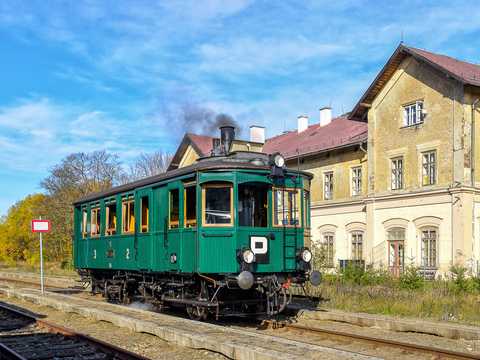 Der am 22. Oktober 2019 nicht weit von Jöhstadt im tschechischen Krimov (Krima) fotografierte
Dampftriebwagen M124.001 steht in diesem PK ab Seite 28 im Mittelpunkt. | 22.10.2019 | Foto: Falk Thomas Der am 22. Oktober 2019 nicht weit von Jöhstadt im tschechischen Krimov (Krima) fotografierte
Dampftriebwagen M124.001 steht in diesem PK ab Seite 28 im Mittelpunkt.