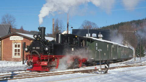 Nach der im Dampflokwerk Meiningen erfolgten Hauptuntersuchung ist 99 1590-1 seit 5. Dezember 2003 wieder betriebsfähig. Am 19. Dezember fotografierte Holger Drosdeck die IV K mit einem Reisezug in Schmalzgrube.