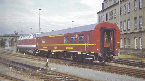 Bereits seit mehreren Wochen steht der VSE-Speisewagen wieder betriebsfähig zur Verfügung. Frank Strunz fotogra-fierte den auch mit Spendengeldern frisch aufgearbeiteten Wagen in Aue.