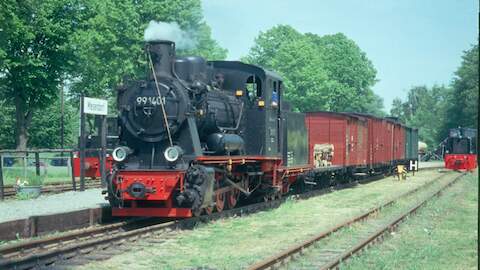 Anläßlich der Eröffnung des neuen „Pollo Streckenabschnittes von Brünkendorf nach Vettin kam Mitte Mai Lok 20 des Vereins „Mansfelder Bergwerksbahn e. V“ als 99 1401 zum Einsatz.