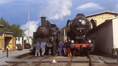 Anlässlich der Schwarzenberger Eisenbahntage übernahm die Dampflok 423.094 die Zubringerfahrten zum Bahnhof in Erinnerung an ihre Einsätze beim Bw Karlsbad war sie vom tschechischen Personal dabei mit der damali­gen deutschen Betriebsnummer versehen worden.