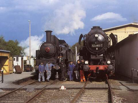 Anlässlich der Schwarzenberger Eisenbahntage übernahm die Dampflok 423.094 die Zubringerfahrten zum Bahnhof in Erinnerung an ihre Einsätze beim Bw Karlsbad war sie vom tschechischen Personal dabei mit der damali­gen deutschen Betriebsnummer versehen worden.