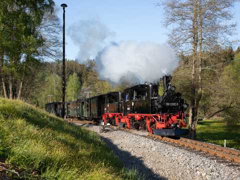 Zu Pfingsten kamen auf der Preßnitztalbahn die VI K 99 1715-4 oder zwei IV K im Wechsel vor einem sieben Wagen langen Zug zum Einsatz, hier am Abzweig zur Fahrzeughalle. | 31.05.2020 | Foto: Armin-Peter Heinze Zu Pfingsten kamen auf der Preßnitztalbahn die VI K 99 1715-4 oder zwei IV K im Wechsel vor einem sieben Wagen langen Zug zum Einsatz, hier am Abzweig zur Fahrzeughalle.