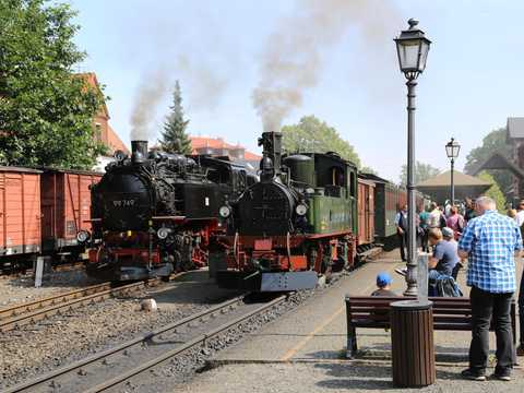 Obwohl die Historik Mobil auf den 4. bis 6. September verschoben ist, verkehrten am 1. und 2. August bei der SOEG zahlreiche zusätzliche Züge, hier der DRG- und der Sachsenzug in Bertsdorf. | 02.08.2020 | Foto: André Marks Obwohl die Historik Mobil auf den 4. bis 6. September verschoben ist, verkehrten am 1. und 2. August bei der SOEG zahlreiche zusätzliche Züge, hier der DRG- und der Sachsenzug in Bertsdorf.