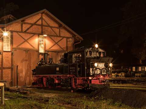 Nach Dienstende steht die Rittersgrüner 99 579 noch einige Zeit vor dem heimatlichen Heizhaus. Dieses
Motiv hielt Kay Baldauf beim Fototag in Rittersgrün am 17. Oktober 2020 im Bild fest. | 17.10.2020 Nach Dienstende steht die Rittersgrüner 99 579 noch einige Zeit vor dem heimatlichen Heizhaus. Dieses
Motiv hielt Kay Baldauf beim Fototag in Rittersgrün am 17. Oktober 2020 im Bild fest.