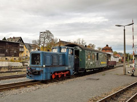 Die V10C (LKM 1964/250335, ex VEB Gisag Schmiedeberg) der IG Weißeritztalbahn e. V. führte am 2. November 2020 diesen Arbeitszug von Freital-Hainsberg nach Kurort Kips­dorf, hier nach einem Halt in Dippoldiswalde.