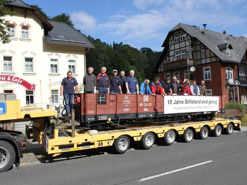 Mitglieder der IG Weißeritztalbahn e.V. forderten am 12. August von einem auf einen Tieflader geschnallten OOw aus den Wiederaufbau der Strecke bis Kurort Kipsdorf.
