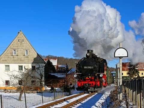 Winter – Sonne – Dampf! In dieser Traumkombination traf Michael Fichte den von 99 1793-1
geführten P 5000 nach Kipsdorf am 21. Januar kurz vor dem Bahnhof Obercarsdorf | 31.01.2021 Winter – Sonne – Dampf! In dieser Traumkombination traf Michael Fichte den von 99 1793-1
geführten P 5000 nach Kipsdorf am 21. Januar kurz vor dem Bahnhof Obercarsdorf