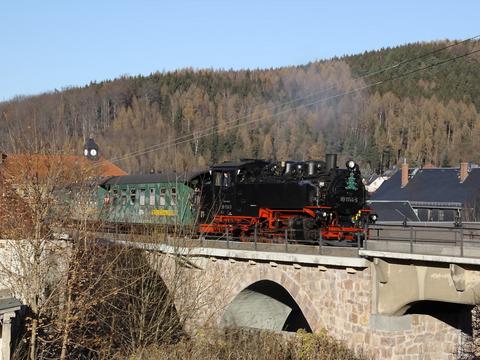 In diesem Jahr absolvierte 99 1734-5 am ersten Adventswochenende die Pendelfahrten zwischen Obercarsdorf und Schmiedeberg. Über 2000 Fahrgäste setzten ein Zeichen dafür, die Strecke bis Kipsdorf wieder aufzubauen.