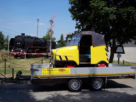 Auf dem Weg nach Finsterwalde wird der Schienentrabi des VSE sicher auch der vereinseigenen Dampflok 44 351 in Wülknitz einen kurzen Besuch abstatten. Im vorigen Jahr gab es am 3. Juli 2010 ein solches „Stelldichein“ bereits mit dem GKR 1 der Niederlausitzer Museumsbahn. An diesem Tag befand sich das Fahrzeug auf dem Rücktransport vom Treffen in Rochlitz.