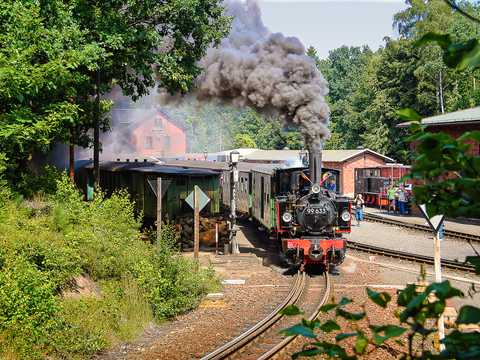 Die Gastlok 99 633 der Öchsle-Museumsbahn aus Baden-Württemberg war der Star der diesjährigen Historik Mobil in Zittau, hier am 8. August beim Verlassen von Bertsdorf. | 08.08.2021 | Foto: Volker Krehut Die Gastlok 99 633 der Öchsle-Museumsbahn aus Baden-Württemberg war der Star der diesjährigen Historik Mobil in Zittau, hier am 8. August beim Verlassen von Bertsdorf.