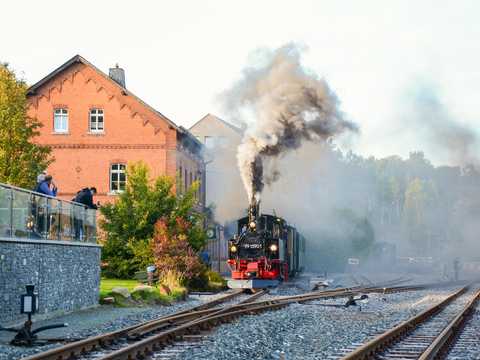 Der 1. Oktober 2021 wird in der Vereinsgeschichte einen festen Platz einnehmen. An diesem Tag fuhr erstmals wieder ein (leerer) Dampfzug vor das Empfangsgebäude in Jöhstadt. | 01.10.2021 | Foto: Holger Drosdeck Der 1. Oktober 2021 wird in der Vereinsgeschichte einen festen Platz einnehmen. An diesem Tag fuhr erstmals wieder ein (leerer) Dampfzug vor das Empfangsgebäude in Jöhstadt.