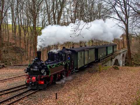 Die vor 100 Jahren gebaute 99 1608-1 – und damit jüngste IV K – zog am 21. November 2021 ihre Jubiläumsgäste in diesem Zug durchs Weißeritztal – hier vor der Einfahrt Seifersdorf. | 21.11.2021 | Foto: Richard Geertz Die vor 100 Jahren gebaute 99 1608-1 – und damit jüngste IV K – zog am 21. November 2021 ihre Jubiläumsgäste in diesem Zug durchs Weißeritztal – hier vor der Einfahrt Seifersdorf.