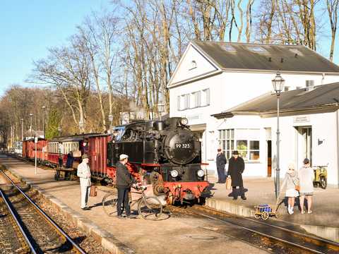 Jan Methling fotografierte in den Morgenstunden des 19. März 2022 im Bahnhof Heiligendamm
diesen von der Dampflok 99 323 geführten Fotozug samt im Stil der 1960er Jahre gekleideter Komparsen. | 19.03.2022 | Foto: Jan Methling Jan Methling fotografierte in den Morgenstunden des 19. März 2022 im Bahnhof Heiligendamm
diesen von der Dampflok 99 323 geführten Fotozug samt im Stil der 1960er Jahre gekleideter Komparsen.