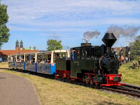 Wo lässt sich die Cottbuser Dampflok 99 3301 mit blau lackierten Personenwagen und einer zweitürmigen Kirche im Hintergrund fotografieren? Das ist bei der Parkeisenbahn in Posen möglich – hier bei der Ausfahrt aus dem Endbahnhof Maltanka (Rondo Śródka) | 18.06.2022 | Foto: Ulrich Thomsch Wo lässt sich die Cottbuser Dampflok 99 3301 mit blau lackierten Personenwagen und einer zweitürmigen Kirche im Hintergrund fotografieren? Das ist bei der Parkeisenbahn in Posen möglich – hier bei der Ausfahrt aus dem Endbahnhof Maltanka (Rondo Śródka)