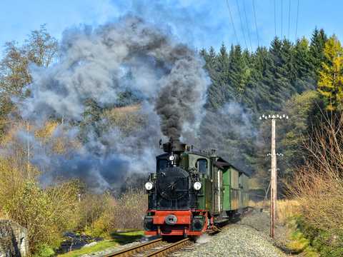 Mit I K Nr. 54 durch bunte Wälder zu reisen, war auch wieder für den Herbst 2022 geplant. Der
Unfall am 9. September beim Einsatz auf der Döllnitztalbahn (siehe Seite 12) verhinderte dies. Das Foto von
Thomas Poth kurz vor der Ausstellungs- und Fahrzeughalle in Jöhstadt stammt daher aus dem Herbst 2021. | 30.10.2021 Mit I K Nr. 54 durch bunte Wälder zu reisen, war auch wieder für den Herbst 2022 geplant. Der
Unfall am 9. September beim Einsatz auf der Döllnitztalbahn (siehe Seite 12) verhinderte dies. Das Foto von
Thomas Poth kurz vor der Ausstellungs- und Fahrzeughalle in Jöhstadt stammt daher aus dem Herbst 2021.