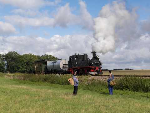 Der Rittersgrüner Sprengwagen 97-09-74 und der Jöhstädter „Oberlichter“ 970-751 bildeten den von der Mügelner IV K 99 584 gezogenen attraktiven Fotozug, der am 17. und 18. September 2022 auf der Döllnitzbahn unterwegs war. | 18.09.2022 | Foto: Jürgen Herold Der Rittersgrüner Sprengwagen 97-09-74 und der Jöhstädter „Oberlichter“ 970-751 bildeten den von der Mügelner IV K 99 584 gezogenen attraktiven Fotozug, der am 17. und 18. September 2022 auf der Döllnitzbahn unterwegs war.