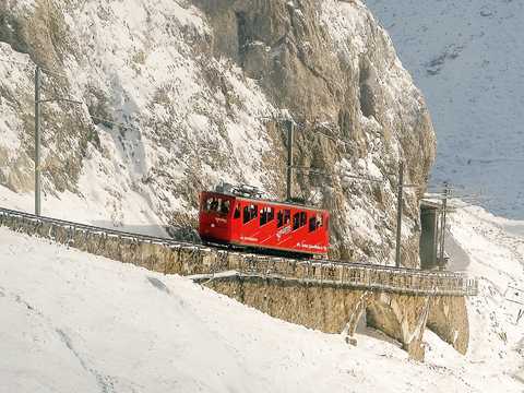 Am 20. November 2022, dem letzten Tag vor der Winterpause der schweizerischen Pilatusbahn, erreicht gleich einer der 1936 gebauten Triebwagen die Bergstation. | 20.11.2022 | Foto: Mario Mehner Am 20. November 2022, dem letzten Tag vor der Winterpause der schweizerischen Pilatusbahn, erreicht gleich einer der 1936 gebauten Triebwagen die Bergstation.