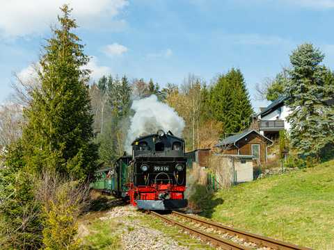 Schönstes Osterwetter herrschte am Ostermontag 2023, als die IV K 99 516 der Museumsbahn Schönheide e. V. mit ihrem Personenzug kurz vor Neuheide unterwegs war. | 10.04.2023 | Foto: Norman Timpe Schönstes Osterwetter herrschte am Ostermontag 2023, als die IV K 99 516 der Museumsbahn Schönheide e. V. mit ihrem Personenzug kurz vor Neuheide unterwegs war.