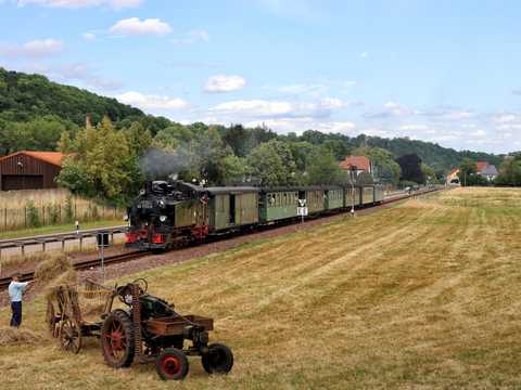 Beim diesjährigen Schmalspurbahn-Festival auf der Weißeritztalbahn kam am 15./16. Juli u. a. die VI K 99 1713-9 aus Radebeul zum Einsatz, die Uwe Möckel mit dem Freitaler „DR-Zug“ in Obercarsdorf mit historischen Landwirtschaftsfahrzeugen in Szene setzte. Ab September steht die HK-Linie 140 Jahre in Dienst. | 16.07.2023 Beim diesjährigen Schmalspurbahn-Festival auf der Weißeritztalbahn kam am 15./16. Juli u. a. die VI K 99 1713-9 aus Radebeul zum Einsatz, die Uwe Möckel mit dem Freitaler „DR-Zug“ in Obercarsdorf mit historischen Landwirtschaftsfahrzeugen in Szene setzte. Ab September steht die HK-Linie 140 Jahre in Dienst.