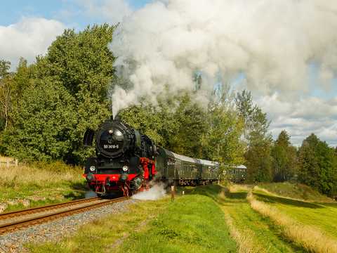 Die VSE-50er ist betriebsfähig ins Erzgebirge zurückgekehrt! Am 23. September 2023 führte sie den Zug der EAB von Schwarzenberg nach Annaberg-Buchholz, hier hinter Walthersdorf. | 23.09.2023 | Foto: Norman Timpe Die VSE-50er ist betriebsfähig ins Erzgebirge zurückgekehrt! Am 23. September 2023 führte sie den Zug der EAB von Schwarzenberg nach Annaberg-Buchholz, hier hinter Walthersdorf.