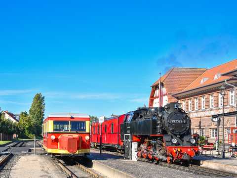 Mit diesem Foto vom 21. September 2023 sei noch einmal der im vorigen PK vorgestellte Gasteinsatz
des Triebwagens T1 der Borkumer Kleinbahn im September/Oktober beim Molli gewürdigt. | 21.09.2023 | Foto: Jan Methling Mit diesem Foto vom 21. September 2023 sei noch einmal der im vorigen PK vorgestellte Gasteinsatz
des Triebwagens T1 der Borkumer Kleinbahn im September/Oktober beim Molli gewürdigt.