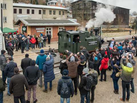 Zur Eröffnung des fünften Bahnhofs der Museumsbahn wurden am 12. Januar 2024 die 2022 verunfallte I K Nr. 54 präsentiert und die „Oberschmiedeberger Erklärung“ unterzeichnet. | 12.01.2024 | Foto: Joachim Schmidt & Sammlung Eisenbahnstiftung Zur Eröffnung des fünften Bahnhofs der Museumsbahn wurden am 12. Januar 2024 die 2022 verunfallte I K Nr. 54 präsentiert und die „Oberschmiedeberger Erklärung“ unterzeichnet.