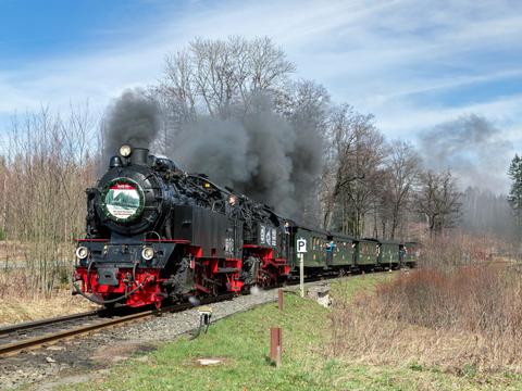 Zum 125. Jubiläum der Harzquer- und Brockenbahn führten die Dampfloks 99 6001 und 99 222 am 27. März 2024 die in Drei Annen Hohne vereinigten Sonderzüge aus Wernigerode und Nordhausen gemeinsam zum Brocken, hier bei der Ausfahrt Drei Annen Hohne. | 27.03.2024 | Foto: Dirk Bahnsen Zum 125. Jubiläum der Harzquer- und Brockenbahn führten die Dampfloks 99 6001 und 99 222 am 27. März 2024 die in Drei Annen Hohne vereinigten Sonderzüge aus Wernigerode und Nordhausen gemeinsam zum Brocken, hier bei der Ausfahrt Drei Annen Hohne.