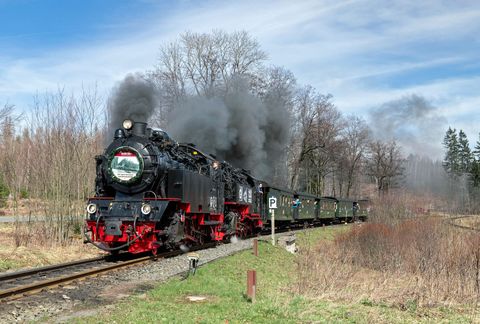 Zum 125. Jubiläum der Harzquer- und Brockenbahn führten die Dampfloks 99 6001 und 99 222 am 27. März 2024 die in Drei Annen Hohne vereinigten Sonderzüge aus Wernigerode und Nordhausen gemeinsam zum Brocken, hier bei der Ausfahrt Drei Annen Hohne.