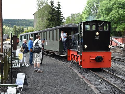 Abfahrt des Zuges zur Fahrzeughalle und zum Bahnhof Schlössel.