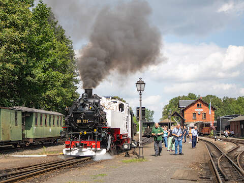 Die Überraschungslokomotiven der diesjährigen Historik Mobil waren die I K Nr. 54 und die für drei
Tage mit einem Fotografieranstrich versehene Einheitslok 99 731, hier im Bf Bertsdorf. | 03.08.2024 | Foto: Armin-Peter Heinze Die Überraschungslokomotiven der diesjährigen Historik Mobil waren die I K Nr. 54 und die für drei
Tage mit einem Fotografieranstrich versehene Einheitslok 99 731, hier im Bf Bertsdorf.