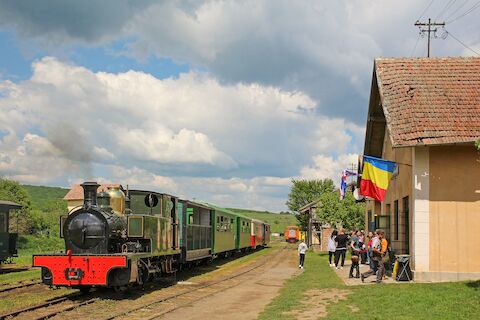 Auf der „Wusch“ genannten 760-mm-Bahn von Sibiu (Hermannstadt) nach Agnita (Agnetheln) kommt an ausgewählten Betriebstagen die Gastlok „Chevallier“ (C1’n2t, Manning Wardle 1915) zum Einsatz. Damit fährt eine englische Lok mit Wagen aus Österreich, Rumänien und der Schweiz durch Siebenbürgen.