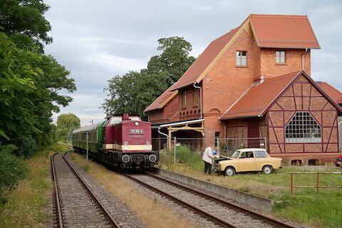 Als am 4. Juli 2024 auf der Dessau-Wörlitzer Eisenbahn eine private Fotozugveranstaltung mit DDR-Pkw und der Diesellok 112 364-5 stattfand, war Max Berger bei der Ankunft des Zuges in Wörlitz zur Stelle.