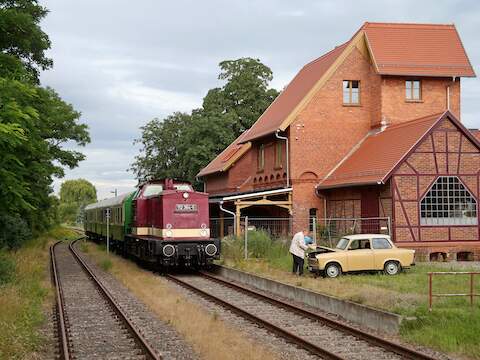 Als am 4. Juli 2024 auf der Dessau-Wörlitzer Eisenbahn eine private Fotozugveranstaltung mit DDR-Pkw und der Diesellok 112 364-5 stattfand, war Max Berger bei der Ankunft des Zuges in Wörlitz zur Stelle.