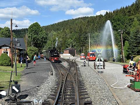 Wasserspiele auf der Ladestraße beim Jubiläum „130 Jahre Feuerwehr Schmalzgrube“