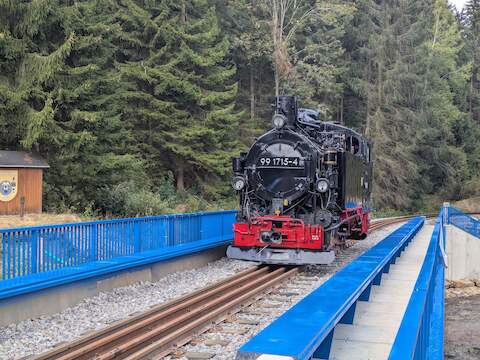 Die VI K 99 1715-4 hatte die Ehre, die Erstbefahrung der Brücke vorzunehmen.