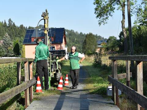 Direkt am Widerlager der ersten Brücke auf dem Bahndamm von Oberschmiedeberg werden einige Bohrungen vorgenommen.