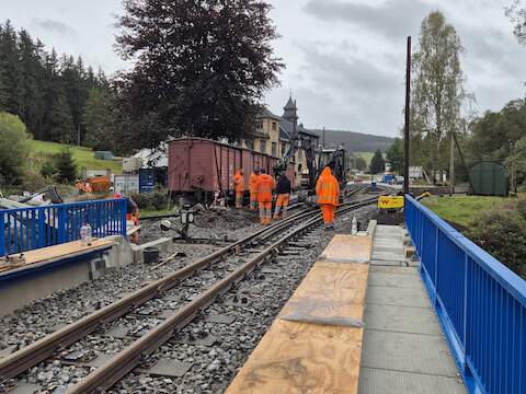 Nachdem das Gleis auf der Brücke bereits liegt, wird der Bahnsteig bis zur Weiche wieder aufgebaut.