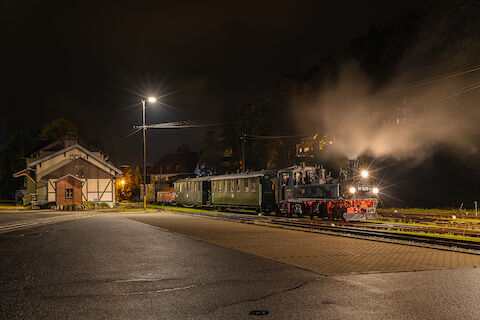 Zum Fototag im Bahnhof Oberrittersgrün hat die IV K 99 1579-4 mit ihrem Zug am 5. Oktober 2024 Aufstellung genommen. Norman Timpe war dabei und fotografierte die Illusion eines gerade eingetroffenen Abendzuges.