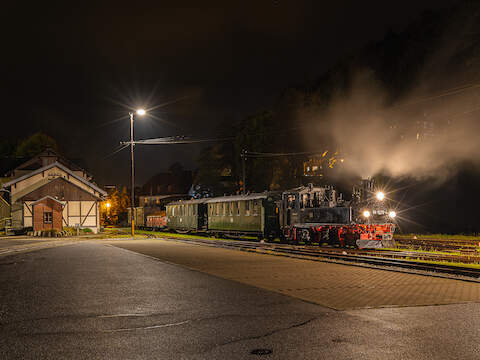 Zum Fototag im Bahnhof Oberrittersgrün hat die IV K 99 1579-4 mit ihrem Zug am 5. Oktober 2024 Aufstellung genommen. Norman Timpe war dabei und fotografierte die Illusion eines gerade eingetroffenen Abendzuges.