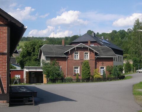 Hauptbestandteil in den Überlegungen für den Bahnhof Steinbach ist dieses ehemalige Eisenbahnbeamtenwohnhaus direkt neben dem Bahnhofsgebäude in Steinbach.